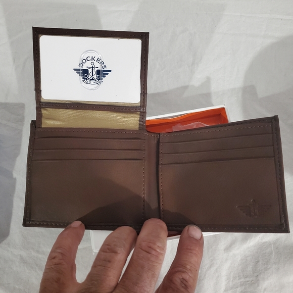 Mens Dockers Handcrafted Wallet - Picture 4 of 5